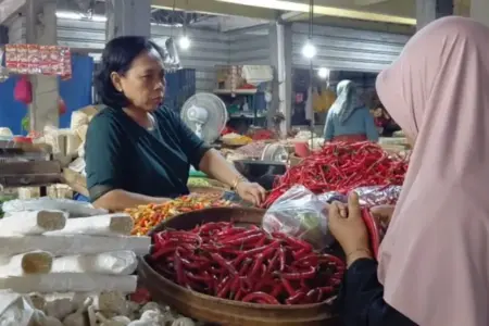 Jelang Bulan Ramadhan 2026, Harga Cabe di Magetan Capai Rp82.000 Foto BeritaJatim.com