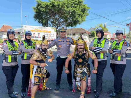 Tak Ada Otot Kawat di Jalan Raya: Gatotkaca Turun ke Aspal Blitar Foto BeritaJatim.com