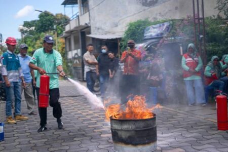 Pelindo Marine Perangi Risiko Kebakaran Lewat Aksi “Kenjeran Wani Geni” Foto BeritaJatim.com