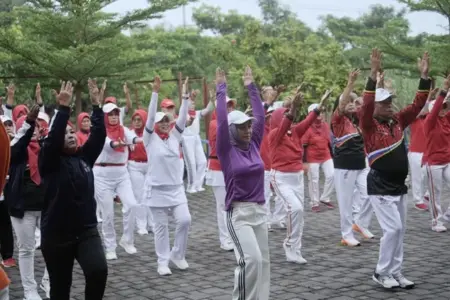 Kota Mojokerto Tuan Rumah Gebyar Senam PORPI se-Jatim, Ning Ita Promosikan UMKM Lokal Foto BeritaJatim.com