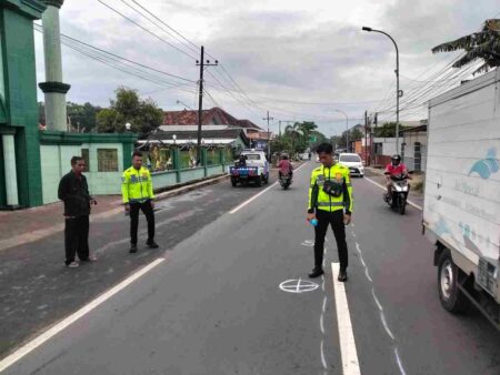 Sepeda Motor Hilang Kendali, Mahasiswa Sumenep Tewas Tertabrak Bus Mini Foto BeritaJatim.com