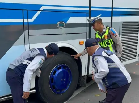 Jelang Lebaran, Satlantas Polres Mojokerto Kota Maksimalkan ‘Ramp Check’ Angkutan Umum Foto BeritaJatim.com