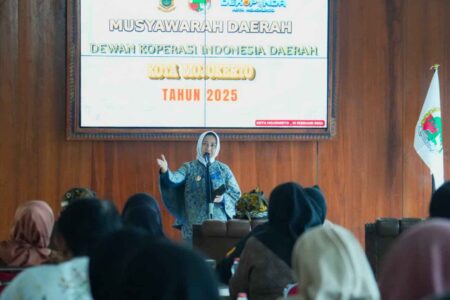 Ning Ita Hadiri Pelantikan Dekopinda Kota Mojokerto, Tegaskan Koperasi Pilar Ekonomi Kerakyatan Foto BeritaJatim.com