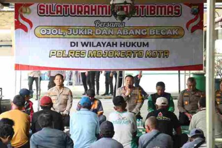 Jelang Ramadan, Kapolres Mojokerto Kota Makan Bareng Tukang Becak, Ojol, dan Jukir Foto BeritaJatim.com