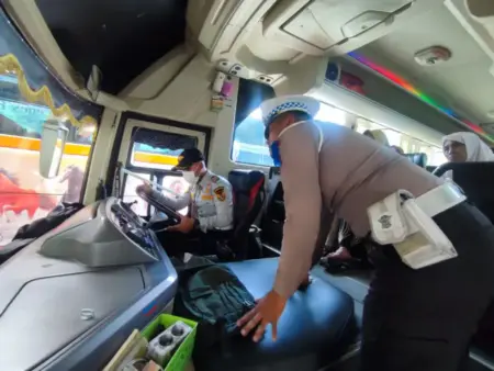 Dishub Kediri Ramp Check Bus AKAP-AKDP di Terminal Tamanan, 1 Unit Tak Laik Jalan Foto BeritaJatim.com