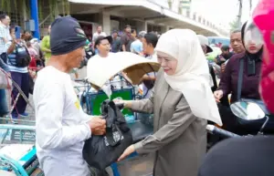 Harga Naik Jelang Ramadan, Khofifah Berbagi dengan Masyarakat Kurang Mampu, Marbot dan Ojol Foto BeritaJatim.com