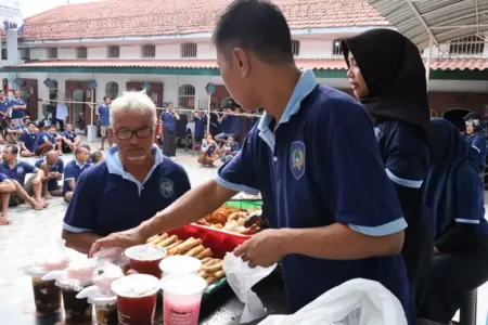 Bazar Ramadan Lapas Mojokerto, Warga Binaan Jual Produk Karya Sendiri Tiap Sore Foto BeritaJatim.com
