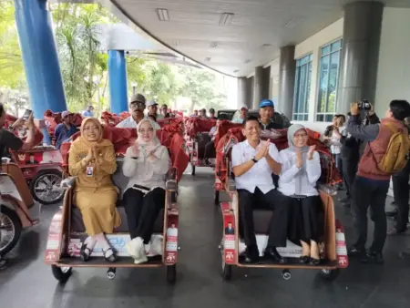 Pemkab Serahkan 200 Becak Listrik Bantuan Presiden Prabowo ke Tukang Becak Kediri Foto BeritaJatim.com