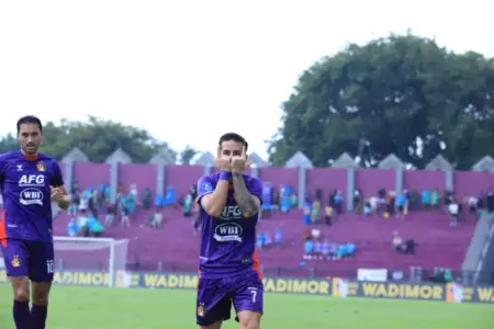 Debut Manis Ernesto Gomez: Cetak Gol Cepat dan Jadi Player of the Match Saat Persik Kediri Tekuk Dewa United Foto BeritaJatim.com