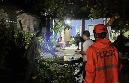 Cuaca Ekstrem Terjang Pungging Mojokerto, 39 Rumah dan Fasilitas Umum Rusak Foto BeritaJatim.com
