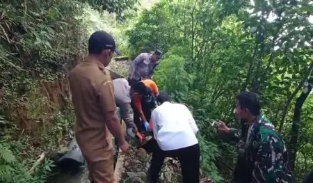 Mayat Bayi Ditemukan Terbungkus Tas Hitam di Aliran Sungai Tahura Raden Soerjo Pacet Mojokerto Foto BeritaJatim.com