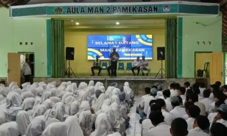 Siswa dan Guru MAN 2 Pamekasan Diajak Jadi Pelopor Tertib Lalin Foto BeritaJatim.com