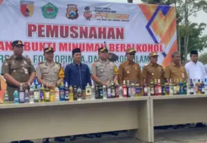 Jelang Ramadan, Bupati Pamekasan Pimpin Pemusnahan 2.937 Botol Miras Foto BeritaJatim.com