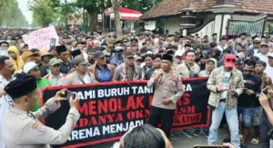 Sorot Sikap APH, Buruh Rokok Berujukrasa di Kantor Pemkab Pamekasan Foto BeritaJatim.com