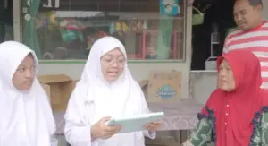Siswa Padepokan Kiai Mudrikah Pamekasan Teliti Kerang Bambu Lorjhuk Foto BeritaJatim.com