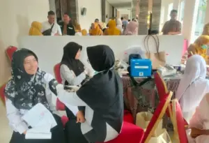 Di Sela Bimtek Manasik Haji, CJH Pamekasan Jalani Vaksinasi Meningitis Foto BeritaJatim.com