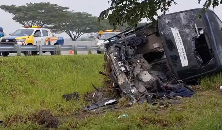 Bus Indorent Jakarta–Malang Terguling di Tol Ngawi, Pramugari Tewas dan 32 Penumpang Luka Foto BeritaJatim.com