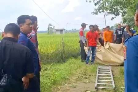 Cari Pakan Ternak, Kakek di Ngawi Tewas Tersangkut di Pohon 8 Meter Foto BeritaJatim.com