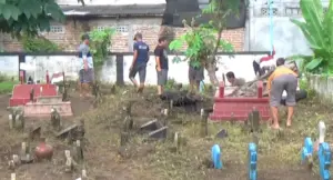 Tradisi Bersih Makam di Ponorogo: Warga Sambut Ramadan 1447 H dengan Ziarah dan Gotong Royong Foto BeritaJatim.com