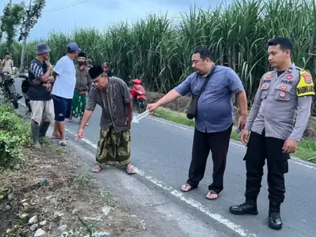 Kejadian Menegangkan di Lumajang: Istri Pensiunan Tentara Dibacok OTK di Jalan Desa Foto BeritaJatim.com