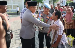 Ramadan Tiba, Polres Pamekasan Bagikan 800 Paket Sembako Bagi Warga Kurang Mampu Foto BeritaJatim.com