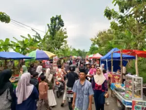 Pasar Ramadhan Desa Lengkong Ponorogo Diserbu Warga, Jadi Jujukan Ngabuburit dan Berburu Takjil Foto BeritaJatim.com