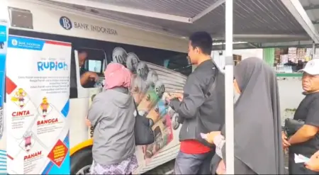 Tradisi Bagi-Bagi Lebaran, Warga Ponorogo Padati Penukaran Uang Baru Foto BeritaJatim.com