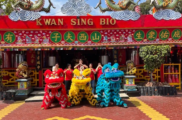 Barongsai Semarakkan Perayaan Imlek di Kelenteng Kwan Sing Bio Tuban Foto BeritaJatim.com