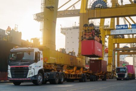 Pelindo Petikemas Bantah Isu Antrean Kapal 6 Hari di Tanjung Perak, “Operasional Sesuai Jadwal” Foto BeritaJatim.com