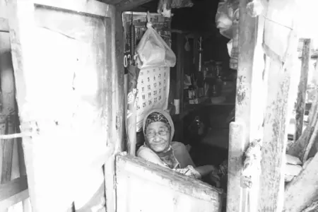 Kisah Nenek Kartini, Tak Putus Syukur Jalani Masa Senja Sebatang Kara dalam Gerobak di Surabaya Foto BeritaJatim.com