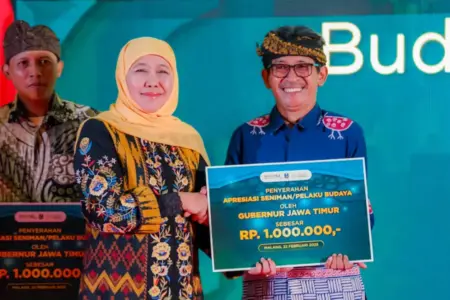 Gubernur Khofifah Serahkan Apresiasi 100 Seniman, 20 Juru Pelihara Cagar Budaya dan 46 Sertifikat WBTB 2025 Foto BeritaJatim.com