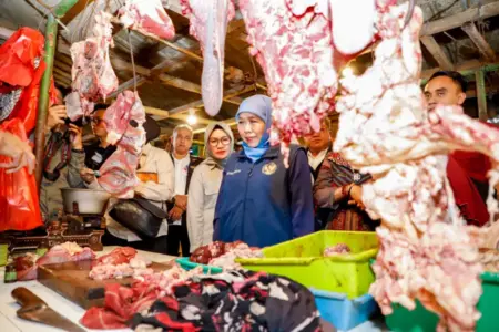 Tinjau Pasar Larangan, Khofifah Temukan Harga Komoditas Bahan Pokok di Atas HET Foto BeritaJatim.com