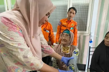 Hidup Baru Nenek Kartini: Tinggalkan Gerobak, Kini Menetap di Panti Jompo Pemkot Surabaya Foto BeritaJatim.com