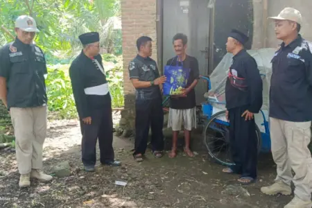 Jelang Ramadan, Ratusan Pendekar PSHT Kota Blitar Gelar Aksi Sosial Door-to-Door Foto BeritaJatim.com