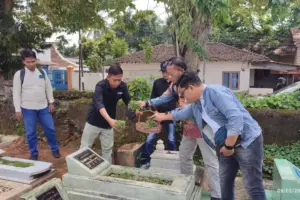 PWI Sumenep Gelar Ziarah Pers, Teladani Dedikasi Tokoh Senior Jelang HPN 2026 Foto BeritaJatim.com