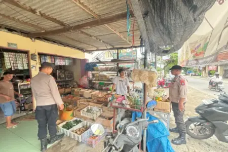 Patroli Pasar Jelang Lebaran 1447 H, Polres Ngawi Pastikan Harga dan Stok Bapokting Aman Foto BeritaJatim.com