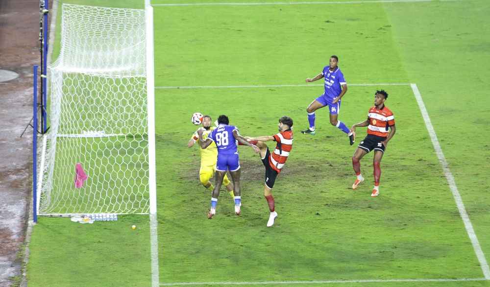 Persib Bandung Pesta Lima Gol ke Gawang Madura United Foto BeritaJatim.com