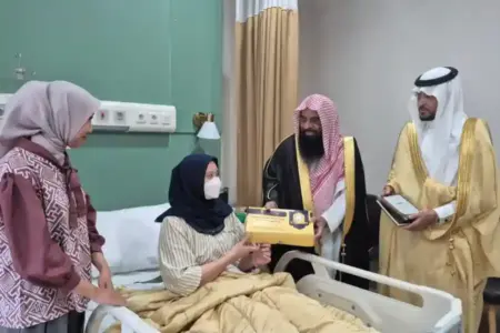 Paket Khusus Raja Salman Sasar Pasien RS Ubaya Surabaya, Isinya Bukan Sekadar Makanan Foto BeritaJatim.com