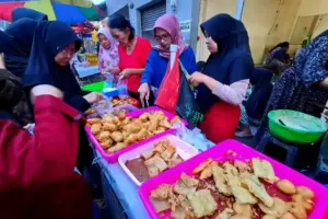 Godaan Berat Ramadhan: Mengapa Gorengan Selalu Jadi Favorit Takjil Foto BeritaJatim.com