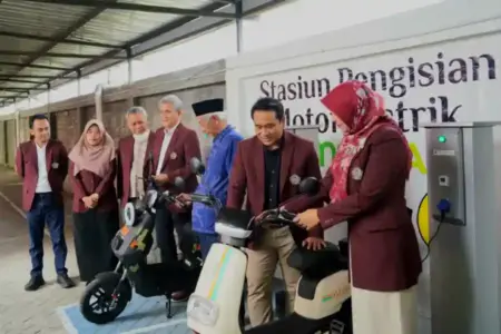 Kurangi Emisi Karbon di Kampus, Umsura Mulai Operasikan SPKL Berbasis Tenaga Surya Foto BeritaJatim.com