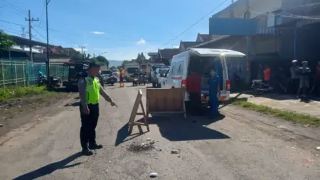 Ngerem Mendadak, Perempuan di Tulungagung Tertabrak Mobil, Meninggal Seketika Foto BeritaJatim.com