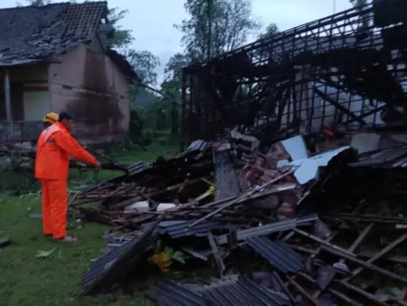 Rumah warga di Tulungagung Roboh Terkena Puting Beliung Foto BeritaJatim.com
