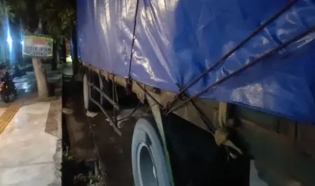 Diduga Mabuk, Pemotor Tabrak Truk Gandeng di Wonoasri Madiun Foto BeritaJatim.com