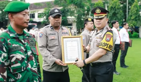 Selamatkan Desa dari Amukan Pria Bersenjata Tajam, Bhabinkamtibmas di Jombang Terima Penghargaan Foto BeritaJatim.com