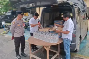 Satreskrim Polres Sampang Gagalkan Pengiriman 12 Box Arak Bali Lewat Mobil Travel Foto BeritaJatim.com