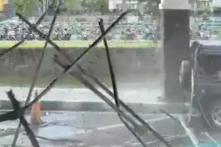 Detik-detik Atap Plafon Gedung Fahum-FST UINSA Surabaya Ambrol, Mahasiswa: Sempat Menggantung Foto BeritaJatim.com