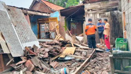 Hujan Lebat dan Angin Kencang Robohkan Dua Rumah di Panji Situbondo, Tiga Orang Luka Foto BeritaJatim.com