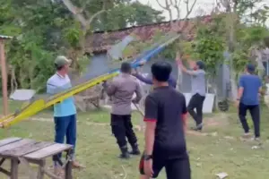 Respon Keluhan Warga, Polres Sampang Bongkar Arena Balap Kelereng di Ketapang Foto BeritaJatim.com
