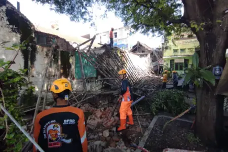 Gempa Pacitan 6,4 M Akibatkan Bangunan Tua di Blitar Roboh Timpa Kafe Foto BeritaJatim.com