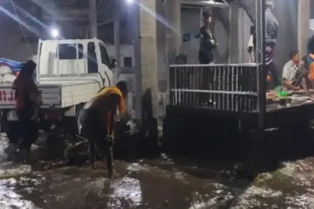 Banjir Drainase di Bondowoso: 12 Halaman Rumah Tergenang dan 1 Sapi Dievakuasi Foto BeritaJatim.com